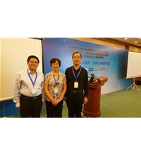 劉總和中洗協(xié)鄭舞虹理事長(zhǎng)（中）、日光郭繼東董事長(zhǎng)（左）合影